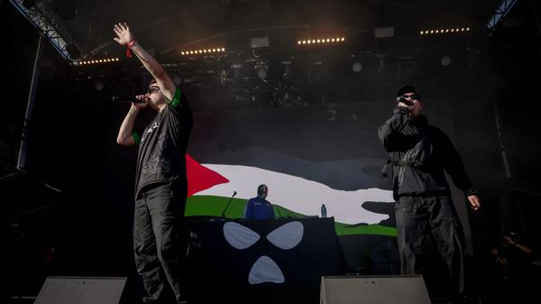 Die nordirische Hip-Hop-Band Kneecap vor ein paar Tagen auf der Bühne des „Rock en Seine“-Festivals in Saint-Cloud nahe Paris. 
