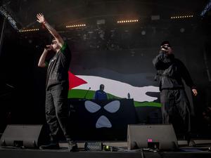 Die nordirische Hip-Hop-Band Kneecap vor ein paar Tagen auf der Bühne des „Rock en Seine“-Festivals in Saint-Cloud nahe Paris. 