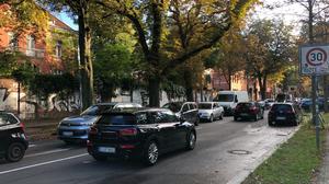 Zahlreiche Autofahrer nutzen die Bouchéstraße in Alt-Treptow, um den Stau vor der Elsenbrücke zu umfahren