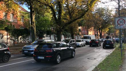Zahlreiche Autofahrer nutzen die Bouchéstraße in Alt-Treptow, um den Stau vor der Elsenbrücke zu umfahren