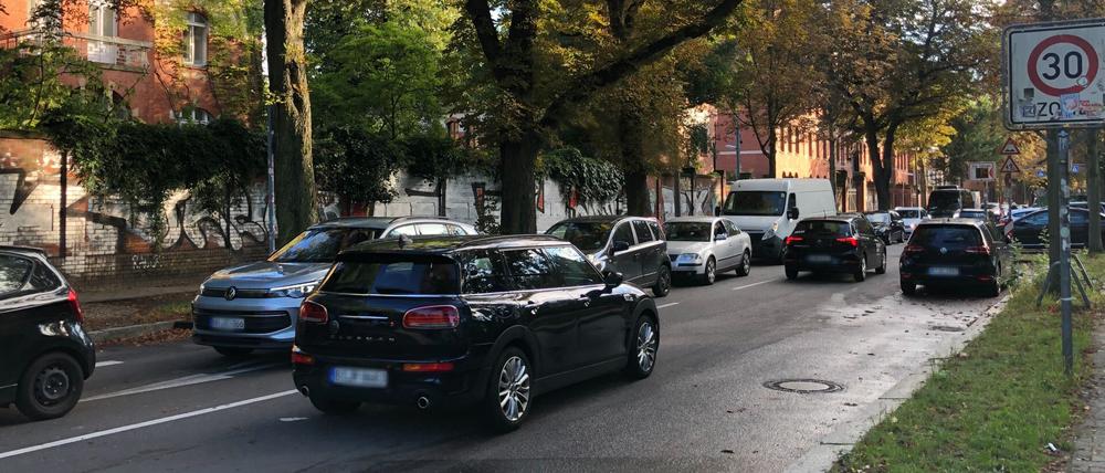 Zahlreiche Autofahrer nutzen die Bouchéstraße in Alt-Treptow, um den Stau vor der Elsenbrücke zu umfahren