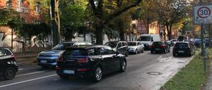 Zahlreiche Autofahrer nutzen die Bouchéstraße in Alt-Treptow, um den Stau vor der Elsenbrücke zu umfahren