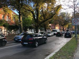 Zahlreiche Autofahrer nutzen die Bouchéstraße in Alt-Treptow, um den Stau vor der Elsenbrücke zu umfahren