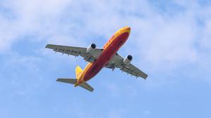 Ein Flugzeug der DHL startet in Frankfurt.