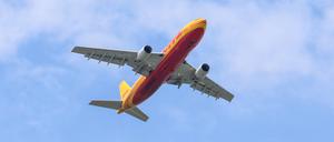 Ein Flugzeug der DHL startet in Frankfurt.