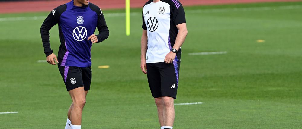 Leroy Sane und Bundestrainer Julian Nagelsmann.