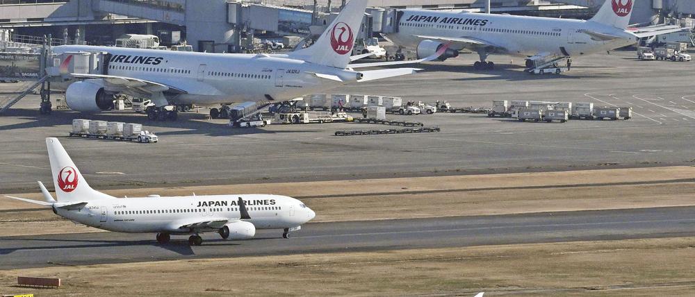 Flugzeuge der Japan Airlines rollen und parken auf dem Flughafen Haneda in Tokio.