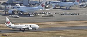 Flugzeuge der Japan Airlines rollen und parken auf dem Flughafen Haneda in Tokio. 