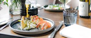 Im „Carl & Sophie“ in Moabit speist man am Spreebogen. 