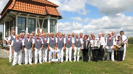 Auftritt bei Stade. Der Shanty-Chor Berlin aus Steglitz-Zehlendorf ist mit rund 40 Sängern und 9 Bandmitgliedern der größte Shanty-Chor Deutschlands. Pro Jahr stehen rund 50 Termine auf dem Tourneeplan.