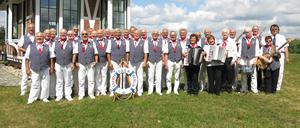 Auftritt bei Stade. Der Shanty-Chor Berlin aus Steglitz-Zehlendorf ist mit rund 40 Sängern und 9 Bandmitgliedern der größte Shanty-Chor Deutschlands. Pro Jahr stehen rund 50 Termine auf dem Tourneeplan.