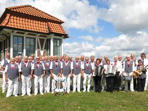 Auftritt bei Stade. Der Shanty-Chor Berlin aus Steglitz-Zehlendorf ist mit rund 40 Sängern und 9 Bandmitgliedern der größte Shanty-Chor Deutschlands. Pro Jahr stehen rund 50 Termine auf dem Tourneeplan.