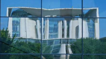 Das Bundeskanzleramt spiegelt sich in der gläsernen Fassade des Paul-Löbe-Hauses. (Archivbild) 