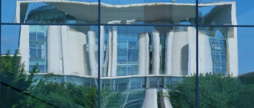 Das Bundeskanzleramt spiegelt sich in der gläsernen Fassade des Paul-Löbe-Hauses. (Archivbild)