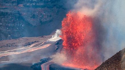 Der Kilauea spuckte Lavafontänen rund 100 Meter hoch in den Himmel.