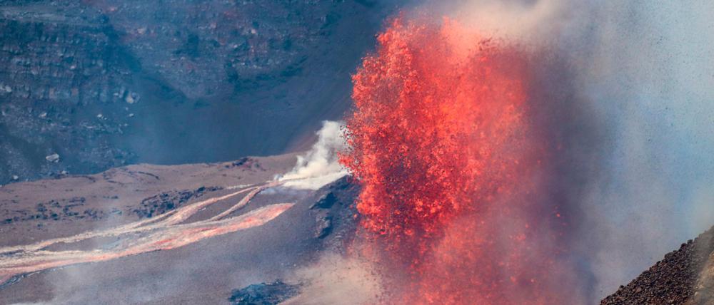 Der Kilauea spuckte Lavafontänen rund 100 Meter hoch in den Himmel.