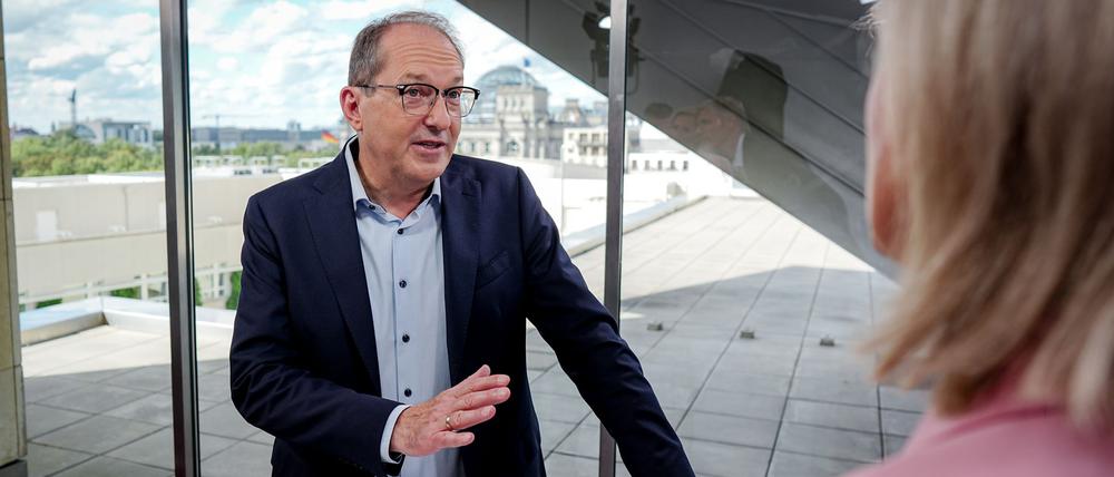 Alexander Dobrindt (CSU), Bundesinnenminister, spricht bei der Aufzeichnung zum ProSieben/Sat.1-Sommerinterview im Studio am Pariser Platz mit den Moderatoren.