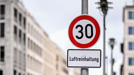 02.09.2025, Berlin: Ein Verkehrsschild zur Geschwindigkeitsbegrenzung auf Tempo 30 mit dem Zusatz «Luftreinhaltung» steht  an der Leipziger Straße. Der Berliner Senat will Tempo 30 an vielen Hauptstraßen abschaffen. Foto: Britta Pedersen/dpa +++ dpa-Bildfunk +++