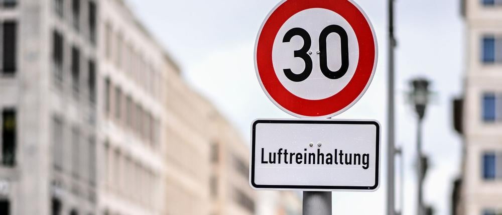 An 22 Hauptstraßen, an denen bislang Tempo 30 gilt, soll bald wieder 50 km/h gefahren werden können.