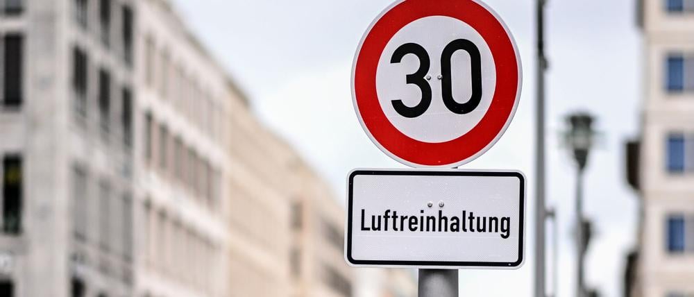 02.09.2025, Berlin: Ein Verkehrsschild zur Geschwindigkeitsbegrenzung auf Tempo 30 mit dem Zusatz «Luftreinhaltung» steht an der Leipziger Straße. Der Berliner Senat will Tempo 30 an vielen Hauptstraßen abschaffen. Foto: Britta Pedersen/dpa +++ dpa-Bildfunk +++