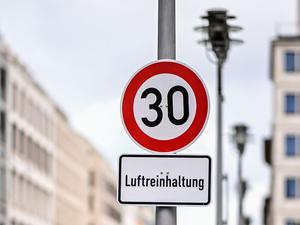 02.09.2025, Berlin: Ein Verkehrsschild zur Geschwindigkeitsbegrenzung auf Tempo 30 mit dem Zusatz «Luftreinhaltung» steht  an der Leipziger Straße. Der Berliner Senat will Tempo 30 an vielen Hauptstraßen abschaffen. Foto: Britta Pedersen/dpa +++ dpa-Bildfunk +++