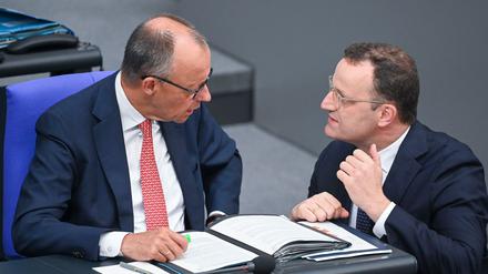 Noch unzufriedener als mit Friedrich Merz sind die Deutschen mit CDU-Fraktionschef Jens Spahn (r.)