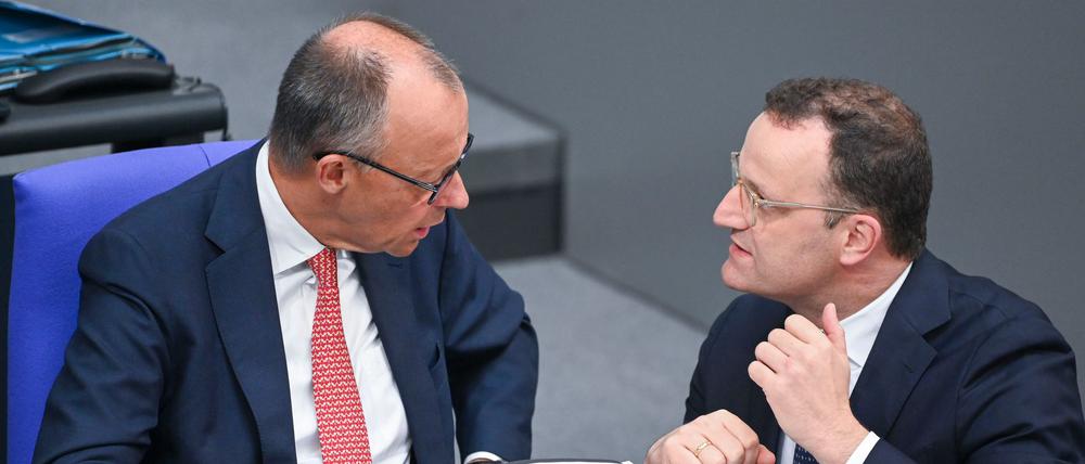 Noch unzufriedener als mit Friedrich Merz sind die Deutschen mit CDU-Fraktionschef Jens Spahn (r.)