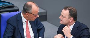 Noch unzufriedener als mit Friedrich Merz sind die Deutschen mit CDU-Fraktionschef Jens Spahn (r.)