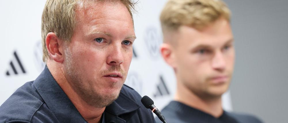Julian Nagelsmann (l) und Joshua Kimmich bei der Pressekonferenz in Bratislava.