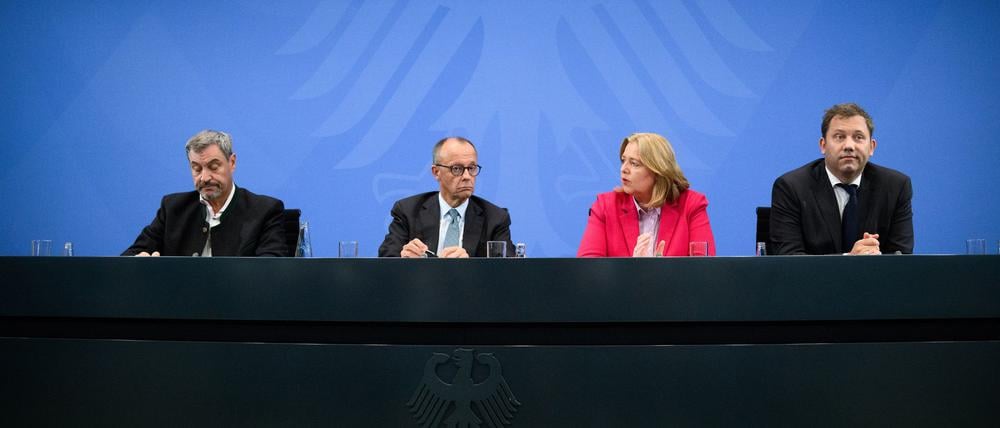 03.09.2025, Berlin: Markus Söder (l-r), Ministerpräsident von Bayern und Vorsitzender der CSU, Friedrich Merz, Bundeskanzler und Bundesvorsitzender der CDU, Bärbel Bas, Bundesministerin für Arbeit und Soziales und Bundesvorsitzende der SPD, und Lars Klingbeil, Bundesminister der Finanzen und Bundesvorsitzender der SPD, äußern sich bei einer Pressekonferenz nach der ersten Sitzung des Koalitionsausschusses nach der Sommerpause im Bundeskanzleramt. 