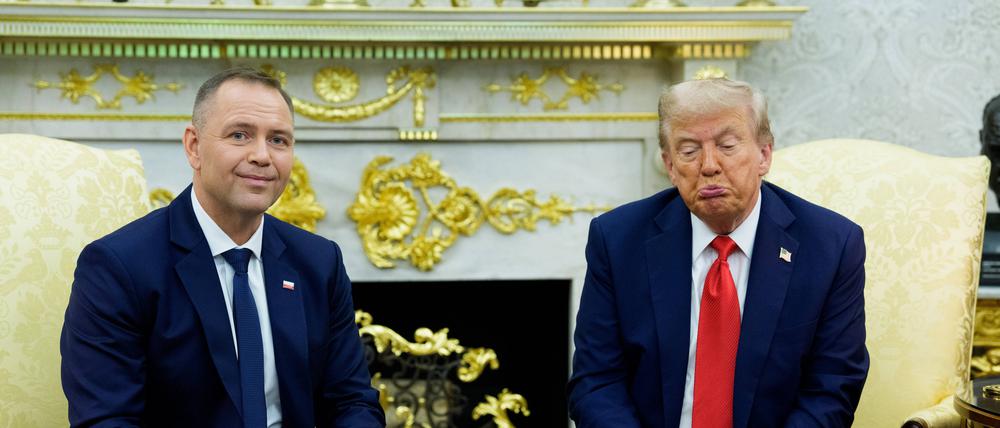 War über die Frage eines polnischen Journalisten nicht erfreut: US-Präsident Donald Trump (r.) beim Besuch von Polens Präsident Nawrocki
