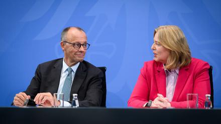 Das Lächeln sitzt schon mal: Kanzler Friedrich Merz und Arbeitsministerin Bärbel Bas bei der Pressekonferenz im Kanzleramt.