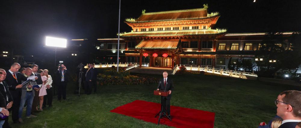 Russland könne seine Ziele in der Ukraine auch militärisch erreichen, sagte Putin bei einer Pressekonferenz in Peking.