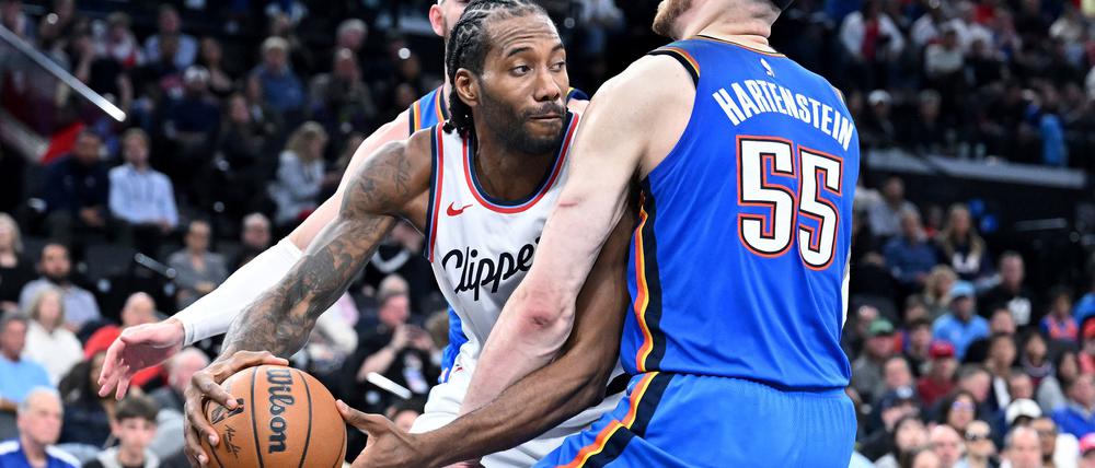 Kawhi Leonard - hier gegen Isaiah Hartenstein - ist der wichtigste Spieler der LA Clippers. (Archiv-Foto)
