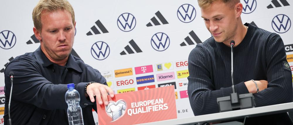 Joshua Kimmich (r) macht sich über die Transfersummen im Fußball seine Gedanken.