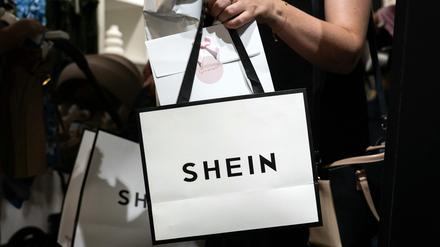  Eine Kundin hält ihre Einkaufstüten in der Hand, als sie einen Pop-up-Store der chinesischen Fast-Fashion-Marke Shein in Dijon verlässt. 
