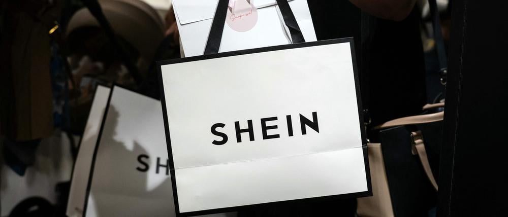 Eine Kundin hält ihre Einkaufstüten in der Hand, als sie einen Pop-up-Store der chinesischen Fast-Fashion-Marke Shein in Dijon verlässt.