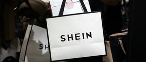  Eine Kundin hält ihre Einkaufstüten in der Hand, als sie einen Pop-up-Store der chinesischen Fast-Fashion-Marke Shein in Dijon verlässt. 