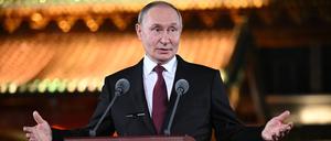 Der russische Präsident Wladimir Putin nimmt am Ende seines viertägigen China-Besuchs an einer Pressekonferenz für Journalisten im Diaoyutai-Staatsgästehaus in Peking, China, teil. 
