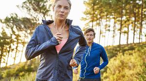 Eine Frau beim Joggen, ein Mann hinter ihr. Auch diese Situation kann unangenehm werden.