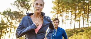 Eine Frau beim Joggen, ein Mann hinter ihr. Auch diese Situation kann unangenehm werden.
