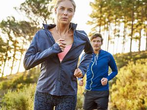 Eine Frau beim Joggen, ein Mann hinter ihr. Auch diese Situation kann unangenehm werden.