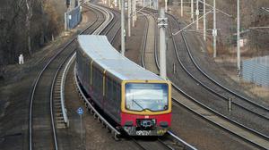 Aus Sicherheitsgründen wird die S-Bahn bei Großveranstaltungen künftig nicht am S-Bahnhof Tempelhof halten. (Archivbild) 