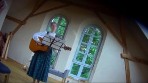 Die rechtsextreme Sängerin Friederike Jung bei einem Konzert, verpixelt auf einem verdeckt aufgenommenen Foto.