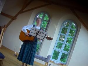 Die rechtsextreme Sängerin Friederike Jung bei einem Konzert, verpixelt auf einem verdeckt aufgenommenen Foto.