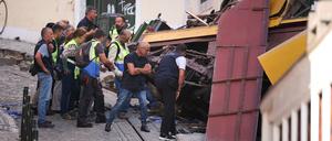 Ermittler untersuchen den zerstörten Seilbahn-Waggon.