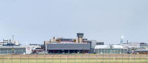 Ein Flugzeug startet vom Flughafen Bremen.