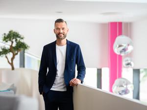 Jacob Chammon, Geschäftsführer der Telekom Stiftung, leitete zwischen 2012 und 2019 die Deutsch-Skandinavische Gemeinschaftsschule in Berlin, zuvor war er Lehrer in Dänemark. 