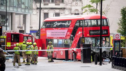 Mehrere Menschen wurden verletzt, als der Bus nahe dem Bahnhof Victoria Station von der Straße abkam.