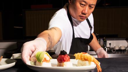 Ruslan Kim betreibt die Handroll-Bar Koji in der Kalle Halle in Neukölln. 